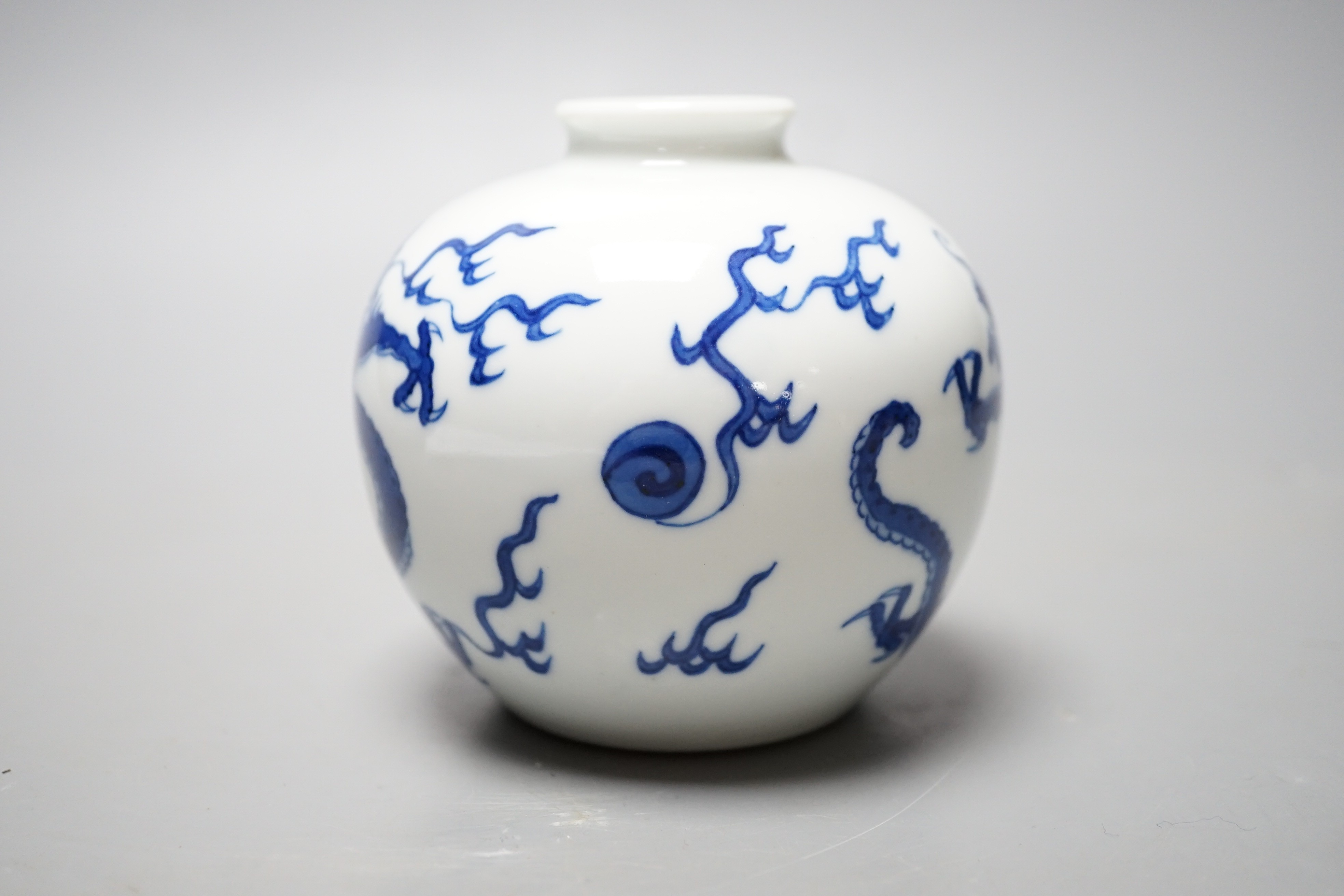 A Chinese blue and white ‘dragon’ vase, 9cm